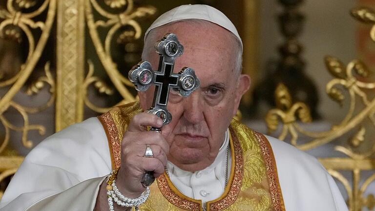 Papst Franziskus, hier bei einem Besuch in Ungarn 2023, hatte im Mai letzten Jahres 2025 als Heiliges Jahr ausgerufen. Das Motto 'Pilger der Hoffnung' wird auch im Landkreis Haßberge verwirklicht.