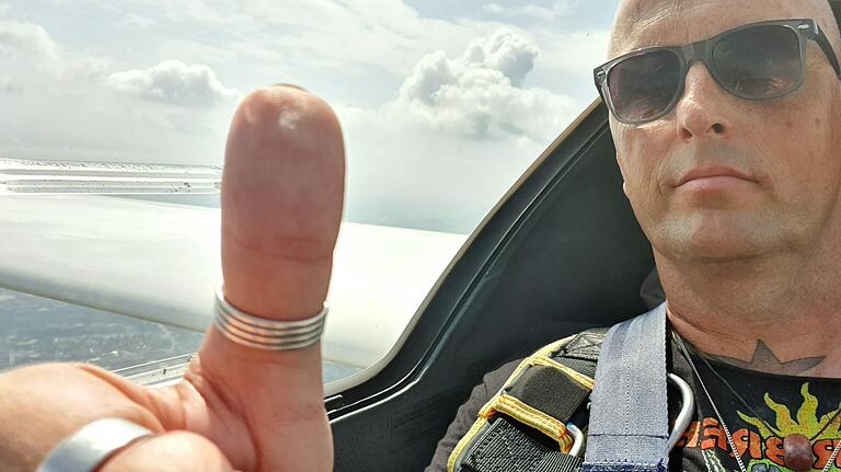 Alles im Lot: Redakteur Michael Bauer fliegt auch mal mit - und genießt sie Aussicht über Schweinfurt. Alles im Lot: Redakteur Michael Bauer fliegt auch mal mit - und genießt sie Aussicht über Schweinfurt.