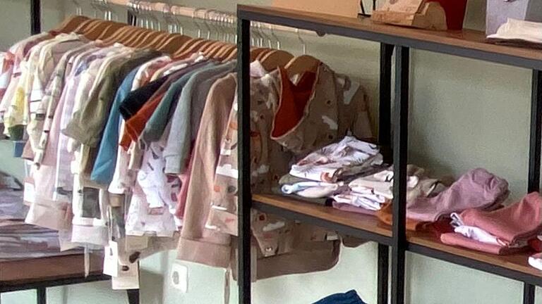 Im 'Rhönfuchs' in Ostheim gibt es selbst genähte Mode für die Kleinsten.