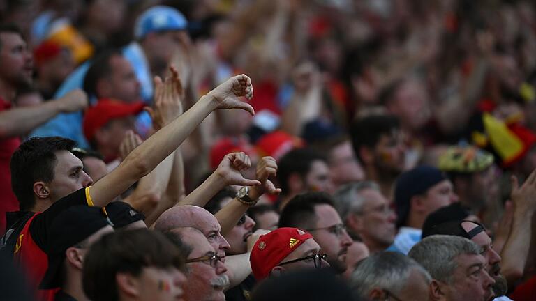 Belgische Fans       -  Belgiens Fans zeigen sich nach der Gruppenphase unzufrieden.