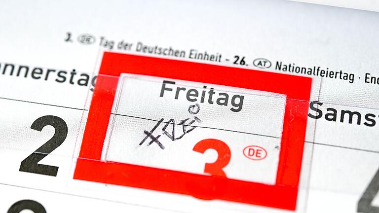 Diskussion um Feiertage       -  Kontroverse Debatte: Weniger Feiertage für mehr Wirtschaftswachstum? (Symbolbild)