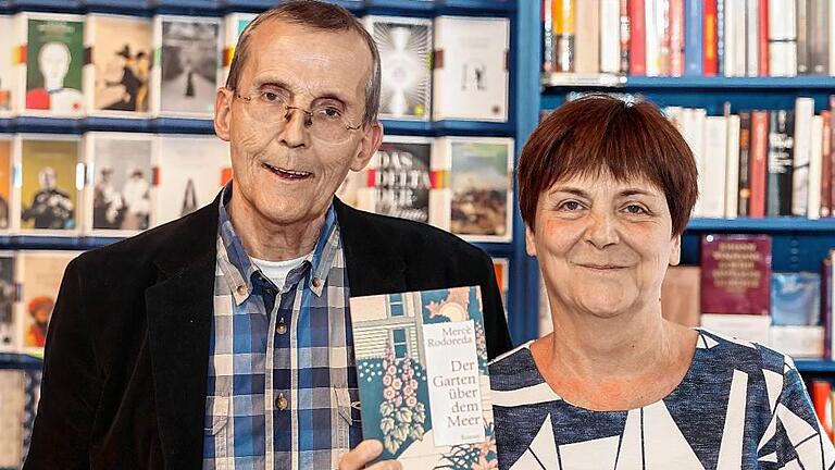 Martin Stein und Elisabeth Stein-Salomon, Inhaber der Buchhandlung Knodt, empfehlen: &bdquo;Der Garten über dem Meer&ldquo;. &bdquo;Eine romantische Liebesgeschichte mit tödlichem Ausgang, auf unvergleichlich raffinierte Art und Weise erzählt.&ldquo;