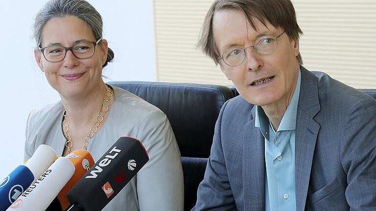 Pk Scheer und Lauterbach - Nina Scheer (SPD) und Karl Lauterbach (SPD) beantworten auf einer Pressekonferenz im Jakob-Kaiser-Haus in Berlin Fragen zu ihren Bewerbungen um die Kandidatur für den SPD-Parteivorsitz. Pk Scheer und Lauterbach - Nina Scheer (SPD) und Karl Lauterbach (SPD) beantworten auf einer Pressekonferenz im Jakob-Kaiser-Haus in Berlin Fragen zu ihren Bewerbungen um die Kandidatur für den SPD-Parteivorsitz.