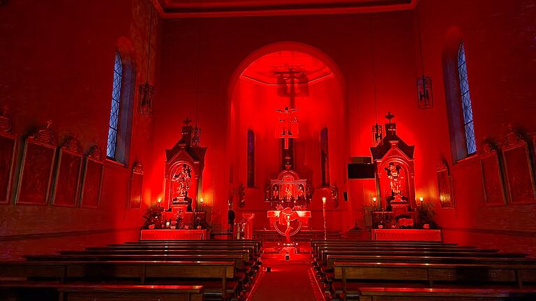 Die Kirche in Haard war für das Taizégebet mit rotem Licht illuminiert.       -  Die Kirche in Haard war für das Taizégebet mit rotem Licht illuminiert.