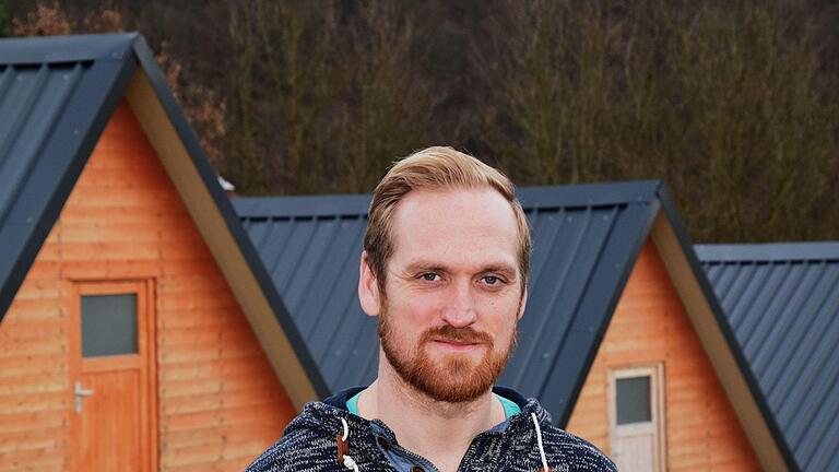 Fünf der zehn geplanten Hütten für Übernachtungsgäste stehen schon im McKamp von Jason McKinney in Gräfendorf, das am Ostersonntag, 1. April, eröffnet wird. Foto: Michael Mahr - Fünf der zehn geplanten Hütten für Übernachtungsgäste stehen schon im McKamp von Jason McKinney in Gräfendorf, das am Ostersonntag, 1. April, eröffnet wird. Foto: Michael Mahr Fünf der zehn geplanten Hütten für Übernachtungsgäste stehen schon im McKamp von Jason McKinney in Gräfendorf, das am Ostersonntag, 1. April, eröffnet wird. Foto: Michael Mahr - Fünf der zehn geplanten Hütten für Übernachtungsgäste stehen schon im McKamp von Jason McKinney in Gräfendorf, das am Ostersonntag, 1. April, eröffnet wird. Foto: Michael Mahr
