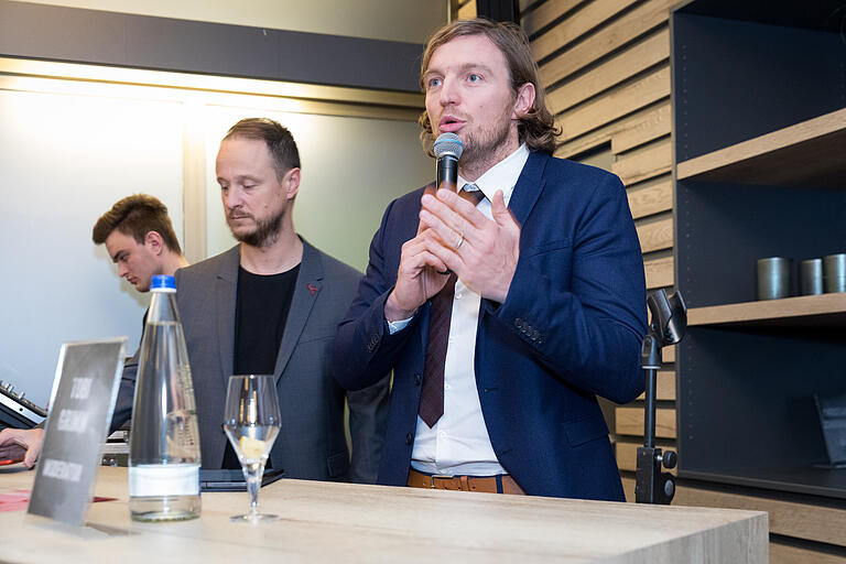 Kickers-Vorstandsvorsitzender Daniel Sauer (rechts) begrüßte mit Moderator Tobias Grimm die Zuhörer.