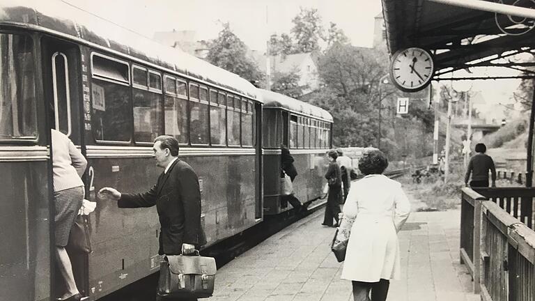 Bis 1977 rollten Personenzüge bis in die Lohrer Altstadt. Im Bild ein solcher Schienenbus beim Halt am Stadtbahnhof.