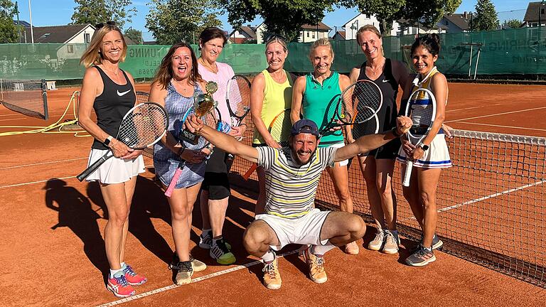 Glückliche Gesichter - Nach dem Meistertitel in der Bayernliga steigen die Tennisdamen 50 I des TSV Grafenrheinfeld in die höchste deutsche Liga ihrer Altersklasse auf. Das Foto zeigt die erfolgreichen Spielerinnen (von links) Silke Niehuis-Safoti, Judith Müllerklein-Woelki, Karin Schneider, Andrea Müller, Kerstin Reinhart, Monika Metzger, Charity Weißenberger sowie (vorne) Trainer Domen Gostincar.