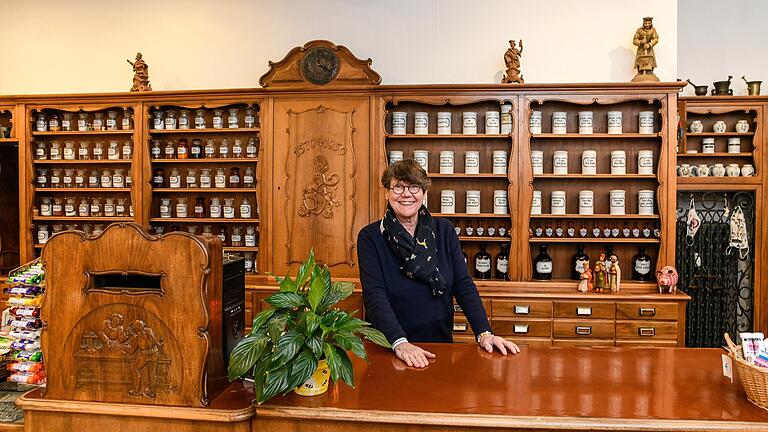Apothekerin Sabine Speth ist stolz auf die Einrichtung ihrer Apotheke, die der Ochsenfurter Schreiner und Bildhauer Willy Freund 1950 nach barockem Vorbild für ihren Schweigervater Rudolf Speth geschaffen hat. Apothekerin Sabine Speth ist stolz auf die Einrichtung ihrer Apotheke, die der Ochsenfurter Schreiner und Bildhauer Willy Freund 1950 nach barockem Vorbild für ihren Schweigervater Rudolf Speth geschaffen hat. 