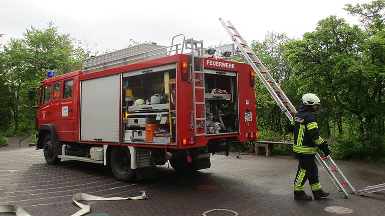 Die Feuerwehr macht sich bereit für die Übung an der Grundschule Sandberg.