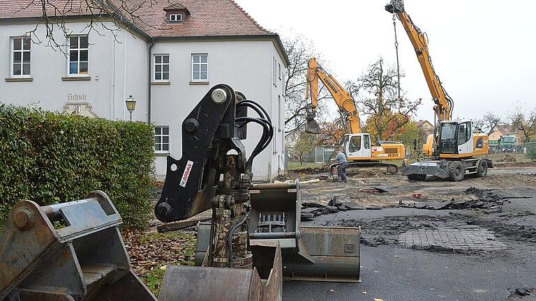 Die Bauarbeiten am Schul-/Kirchplatz in Rannungen haben jetzt begonnen. Fotos: Isolde Krapf