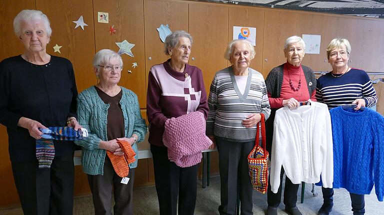 Die fleißigen Strickerinnen des Seniorenkreises haben neben den obligatorischen Strümpfen auch wie Wolldecken und Strickjacken gefertigt. Im Bild (von links) Rita Funk, Ilse Sauer, Rosemarie Dietz, Elfriede Hoch, Friedel Hohner und Organisatorin Marita Heid. Es fehlt Anneliese Dietz.