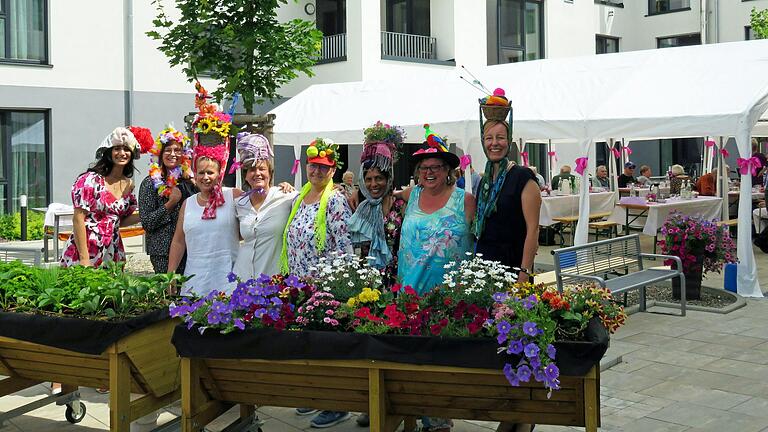 Die Models der großen Hüte-Schau auf dem Laufsteg des Seniorenzentrums Bergtheim beim diesjährigen Sommerfest.