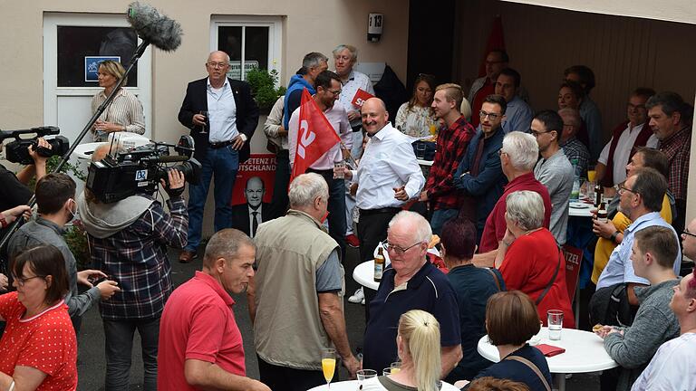 Große Freude bei der SPD, die die Bundestagswahl gewonnen hat. Bei einer Wahlparty in Gemünden feierte Bezirksvorsitzender Bernd Rützel (Bildmitte) mit Parteifreunden.