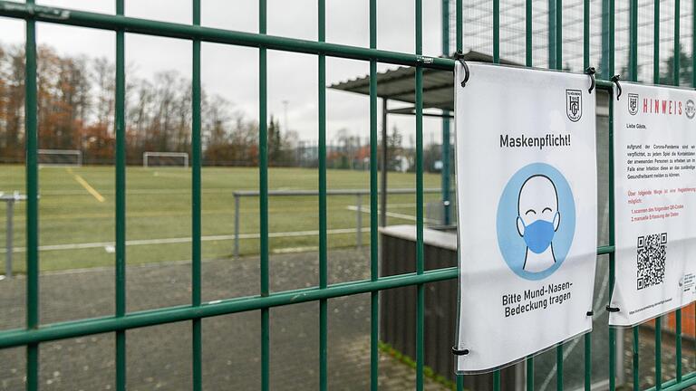 Auch bei Outdoor-Sportveranstaltungen wie bei Fußballspielen dürfen wieder mehr Zuschauende hinter den Zaun.