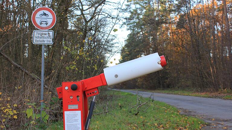 Eine Schranke gab es früher einmal auf halbem Weg der Panzerstraße, an der Gemarkungsgrenze Kitzingen-Großlangheim mitten im Wald. Diese ist jedoch schon lange abgebrochen.