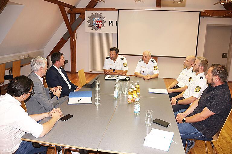 Gesprächsrunde bei der PI Haßfurt mit (von rechts): PHK Jan Stoll, PK Jonas Meder, PK Thomas Hümpfner, EPHK Kurt Etzel, POR Daniel Müller, Staatsekretär Sandro Kirchner, MdL Steffen Vogel und Mitarbeiter von Stefan Vogel