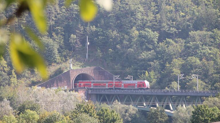 Ein Regionalexpress von Würzburg fährt am Dienstag aus dem ICE-Tunnel unter der Ruine Schönrain heraus auf die Brücke der Nantenbacher Kurve direkt nach Lohr