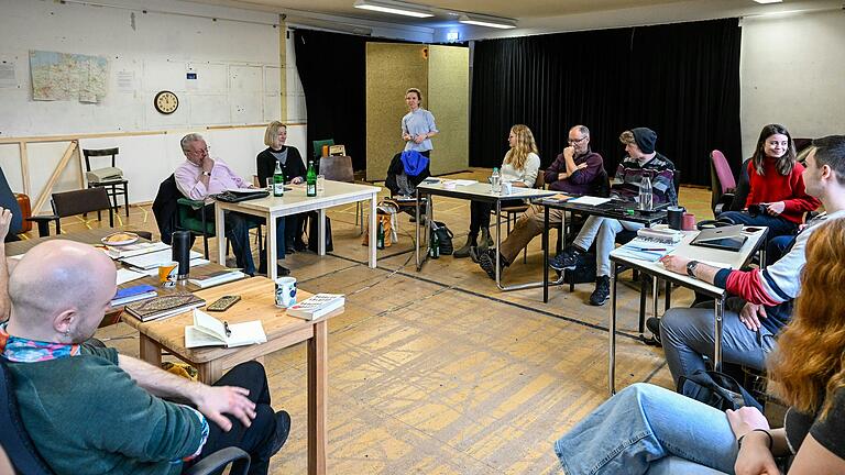 Zeitzeugengespräch auf Probebühne: Karsten Köhler (Zweiter von links) und das Team des Mainfranken Theaters. Zeitzeugengespräch auf Probebühne: Karsten Köhler (Zweiter von links) und das Team des Mainfranken Theaters.