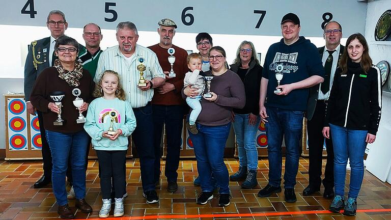 Im Bild: Sportleiter Peter Gracz, Angelika Spiegel, Rainer Görlinger, Charlotte Spiegel, Heinrich Spiegel, Heinz Kirchgeßner, Angie Holloway, Ramona mit Paul Binkowsky, Anja Kestler, Manuel Binkowsky, 1. Schützenmeister Harald Rinder, 1. Jugendleiterin Carina Eichhorn.