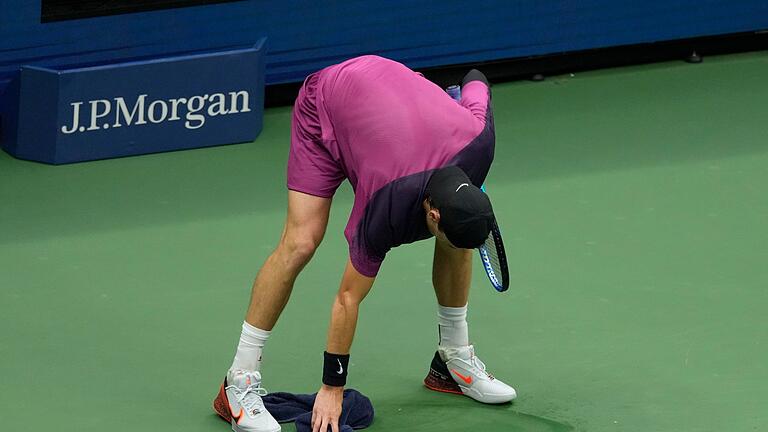 ATP-Tour - US Open - Jack Draper macht mit einem Handtuch den Platz sauber. ATP-Tour - US Open - Jack Draper macht mit einem Handtuch den Platz sauber.