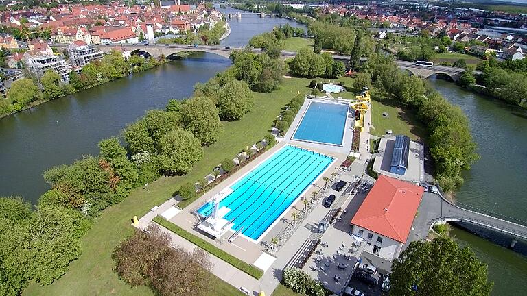 Blick von oben auf das Kitzinger Freibad auf der Mondseeinsel, aufgenommen im Sommer 2019.