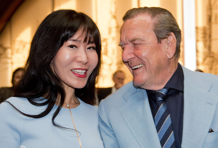 Altbundeskanzler Gerhard Schröder (SPD) und Ehefrau Kim So-yeon auf einem Bild aus dem vergangenen Jahr bei der Feier zu Schröders 75. Geburtstag. Altbundeskanzler Gerhard Schröder (SPD) und Ehefrau Kim So-yeon auf einem Bild aus dem vergangenen Jahr bei der Feier zu Schröders 75. Geburtstag. 