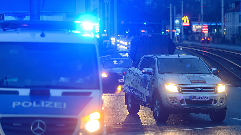 Autokorso gegen Corona-Maßnahmen       -  Gegner der Corona-Maßnahmen demonstrieren am Mittwoch (06.01.21) mit einem Autokorso von 35 Fahrezeugen im Stadtgebiet Würzburg gegen den Lockdown und die Corona-Politik der Regierung. Mit einem Lautsprecherwagen verbreiten die selbsternannten 'Freiheitsboten' ihre Parolen unter anderem in Heidingsfeld und am Heuchelhof.