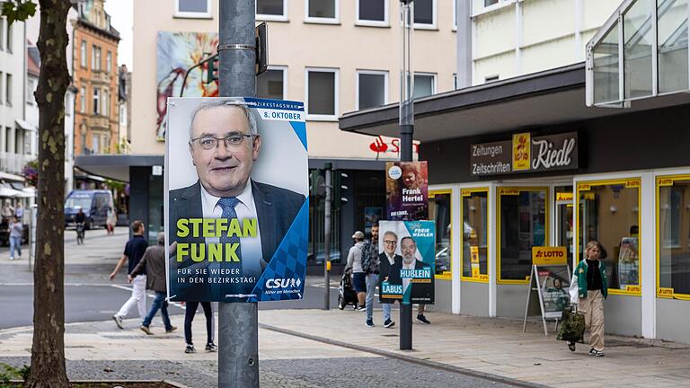 Mit Plakaten buhlen neun Parteien um die Stimmen der Wählerinnen und Wähler aus dem Stimmkreis Schweinfurt für den Bezirkstag. Das Direktmandat hat bislang Stefan Funk (CSU) inne.