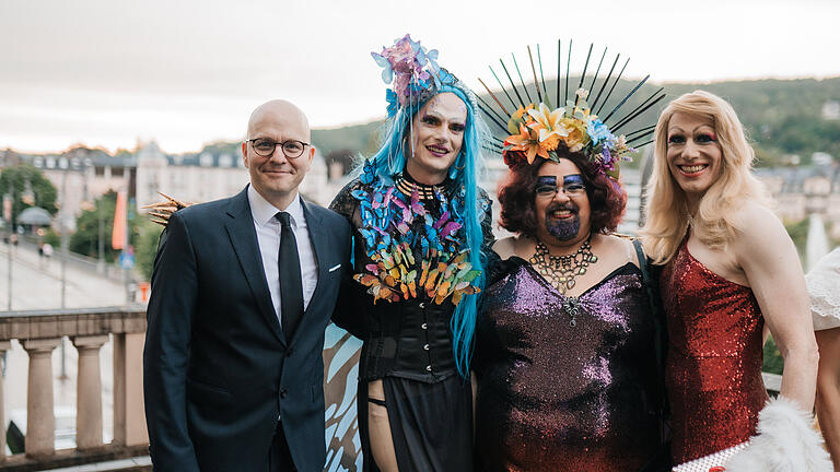 Eröffnung Kissinger Sommer 2024       -  Bad Kissingens Oberbürgermeister Dirk Vogel mit Dawn van Doom, Kay P. Rinha und Christal.