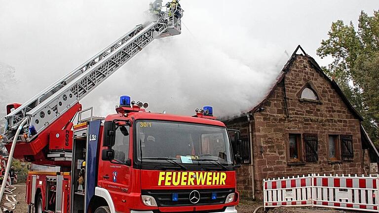 Brand zerstört Backhaus - Abgebrannt bis auf die Außenmauern ist am Mittwochnachmittag das alte Backhaus in Mailes. Brand zerstört Backhaus - Abgebrannt bis auf die Außenmauern ist am Mittwochnachmittag das alte Backhaus in Mailes.
