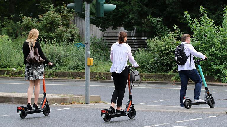 E-Scooter-Nutzer in Frankfurt/Main an einer Kreuzung in der Innenstadt. In Frankfurt vermieten drei Anbieter die Roller. E-Scooter-Nutzer in Frankfurt/Main an einer Kreuzung in der Innenstadt. In Frankfurt vermieten drei Anbieter die Roller.