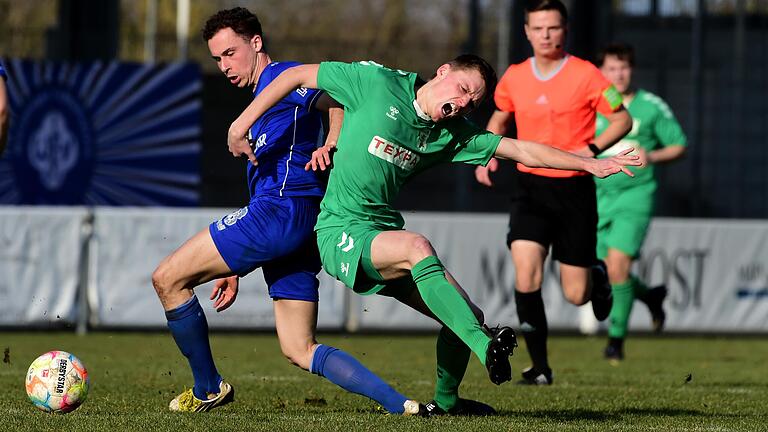 Das Spiel zwischen dem TSV Großbardorf (Tim Strohmenger, rechts) und dem FV 04 Würzburg (Lukas Imgrund) hatte eine stark kämpferische Note, aber keinen Sieger.