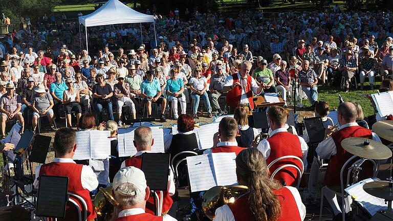 Zauber der Blasmusik: Vor vollem Schlosspark präsentierten die Hergolshäuser Musikanten ihr großes Böhmisch Open Air.