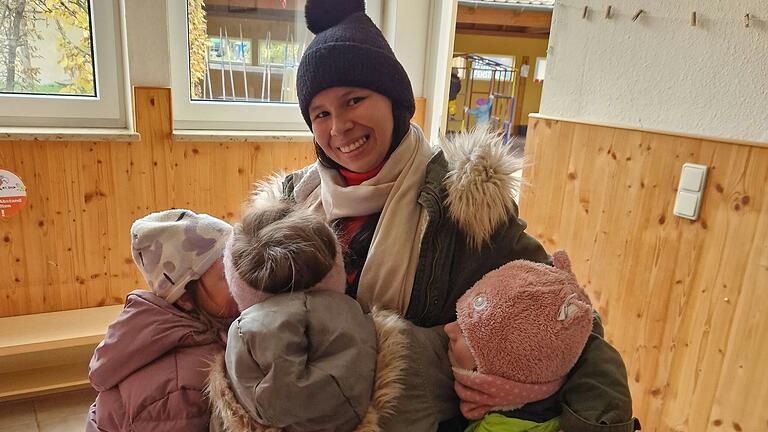 Bei ihrem Besuch im Kindergarten Gaukönigshofen wurde Maria Santarem aus Juruti Velho von den Kindern herzlich begrüßt. Sie brachte ihnen aus ihrer Heimat Paranüsse mit und zeigte Bilder vom Regenwald und den dortigen Kindergärten.