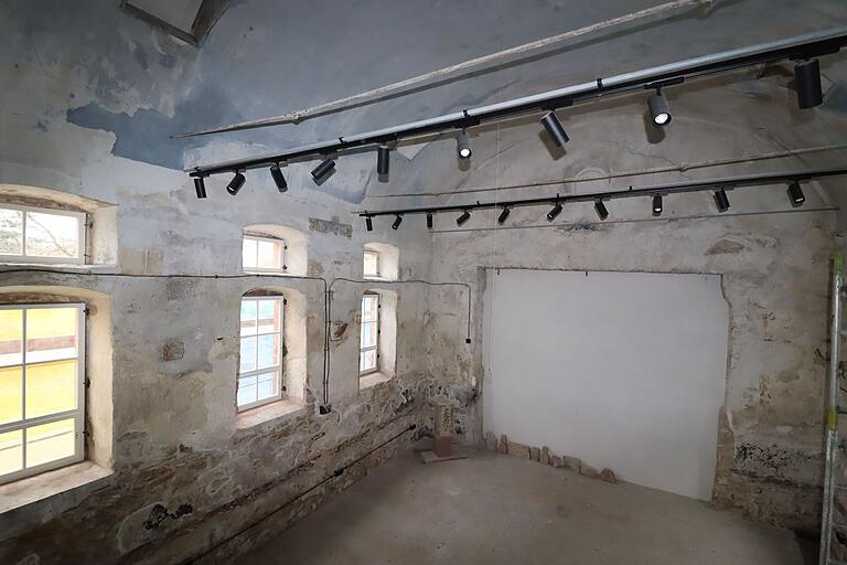Ein Blick auf den Innenraum der Laudenbacher Synagoge. Es wurde eine 'demutvolle' Erhaltung – also keine Rekonstruktion all dessen, was einmal dort war. Ein Blick auf den Innenraum der Laudenbacher Synagoge. Es wurde eine 'demutvolle' Erhaltung – also keine Rekonstruktion all dessen, was einmal dort war.