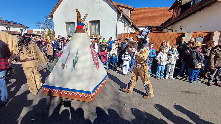 Indianer in Westheim       -  Die Warsteiner Kindheit mit Cowboy und Indianer lebe hoch, eure Diskussion darüber finden wir doof. Es gibt so viele Probleme in diesem Land! Cowboy und Indianer haben wir darunter nicht erkannt. So der Warsteiner Club Westheim