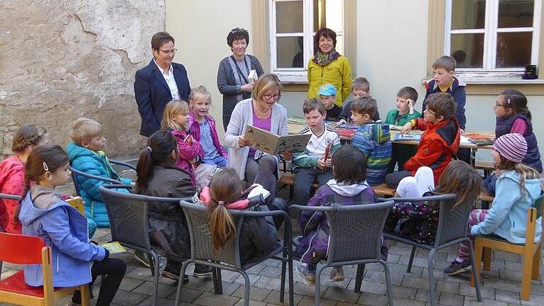 Büchereien machen Werbung in der Schule       -  (rt)   Die 1. Klasse der Sommeracher Schule besuchte mit ihrer Lehrerin Sabine Sauer-Lambrecht die Bücherei im Sommeracher Beni-Haus. Im Herbst waren die Schüler schon in Nordheim und lernten die Bücherei dort kennen. So soll den Kindern vermittelt werden, wie eine Bücherei funktioniert und wie faszinierend die Welt der Bücher sein kann, heißt es in der Mitteilung. Beide Büchereien nehmen an der Aktion &bdquo;Bibfit&ldquo; teil. Nach einem dritten Besuch sind die Schüler &bdquo;fit für den Bibliotheksbesuch&ldquo; und erhalten einen Lesekompass. Im Bild die Kinder sowie (hinten von links): Helga Lehmeyer (Büchereimitarbeiterin), Lehrerin Sabine Sauer-Lambrecht und Büchereimitarbeiterin Irmgard Gündert. Büchereileiterin Sabine Schramm war Vorleserin beim Besuch der Kinder.