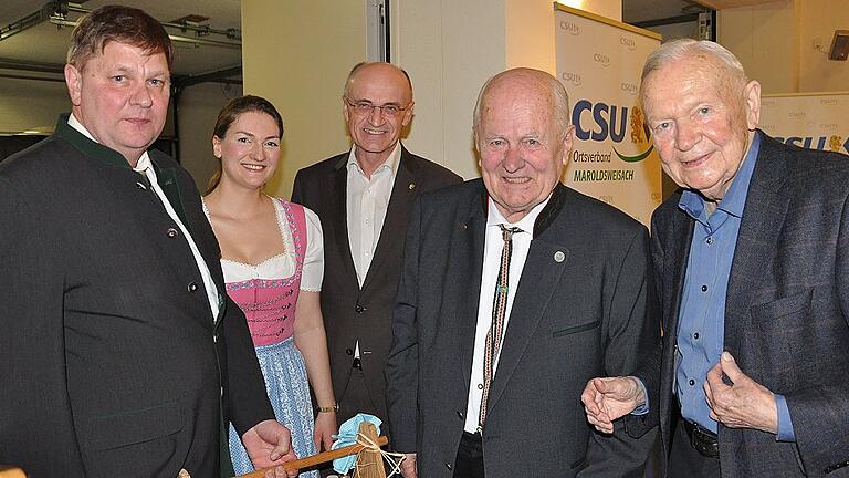 Die Protagonisten des CSU-Starkbierfests waren (von links) Ortsgruppenvorsitzender Rupert Fichtner, Ministerin Judith Gerlach, Landrat Wilhelm Schneider, Walter Brünnler, der für 60-jährige Mitgliedschaft geehrt wurde und der frühere Staatssekretär Albert Meyer.