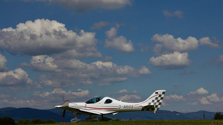 Eine solche Maschine vom Typ DYNAMIC WT 9-UL des tschechischen Herstellers ISS Aviation möchte der Flugsportclub Würzburg als Ersatz für seine Schleppmaschine kaufen.