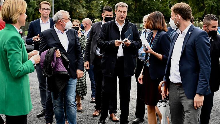 CSU-Parteichef Markus Söder bei der Ankunft vor dem Sachs-Stadion am Freitagabend in Schweinfurt. CSU-Parteichef Markus Söder bei der Ankunft vor dem Sachs-Stadion am Freitagabend in Schweinfurt.