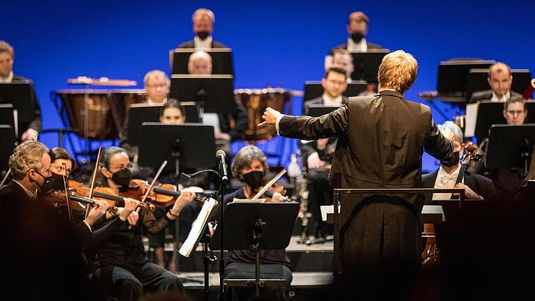 Werke von Wienern, Wahlwienern und Wienverweigerern: Würzburgs Philharmoniker spielten unter der Leitung von Gábor Hontvári zupackend und schwungvoll.