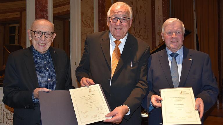 Der Vorsitzende Wolfgang Baumann der Hermann-Zilcher-Gesellschaft (Mitte) übergibt die Ehrenurkunden an Prof. Dr. Dr. h.c. Winfried Böhm (links) und Prof. Dr. Walter Eykmann (MdL a.D./rechts). Der Vorsitzende Wolfgang Baumann der Hermann-Zilcher-Gesellschaft (Mitte) übergibt die Ehrenurkunden an Prof. Dr. Dr. h.c. Winfried Böhm (links) und Prof. Dr. Walter Eykmann (MdL a.D./rechts).