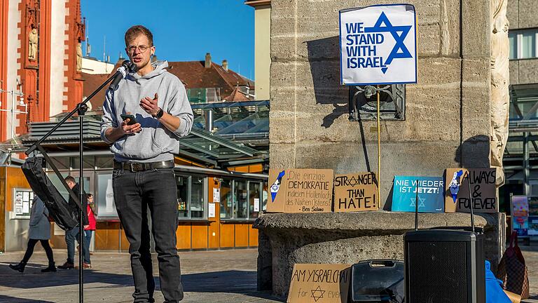 Konstantin Mack, Sprecher der Deutsch-Israelischen-Gesellschaft Würzburg, bei einer Kundgebung auf dem Unteren Markt. Konstantin Mack, Sprecher der Deutsch-Israelischen-Gesellschaft Würzburg, bei einer Kundgebung auf dem Unteren Markt.