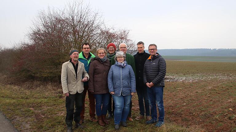 Für Hecken, für Artenvielfalt, für das Volksbegehren - positionieren sich Rhön-Grabfelder Bio-Bauern: (von links) Hans Schöneberg, Klaus Zimmer, Claudia Hartmann, Angela Schaßberger, Dietmar May, André Nöthling, Eberhard Räder. In der Mitte (Vierte von links) die Managerin der Ökomodellregion Rhön-Grabfeld, Corinna Ullrich. Für Hecken, für Artenvielfalt, für das Volksbegehren - positionieren sich Rhön-Grabfelder Bio-Bauern: (von links) Hans Schöneberg, Klaus Zimmer, Claudia Hartmann, Angela Schaßberger, Dietmar May, André Nöthling, Eberhard Räder. In der Mitte (Vierte von links) die Managerin der Ökomodellregion Rhön-Grabfeld, Corinna Ullrich.