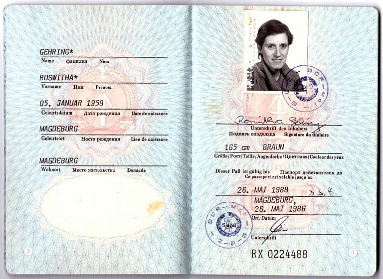 Roswitha Oehlers DDR-Reisepass, mit dem sie im Winter 1989 in die Bundesrepublik kam. Roswitha Oehlers DDR-Reisepass, mit dem sie im Winter 1989 in die Bundesrepublik kam.