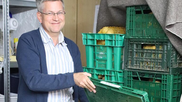 Michael Donath, Projektleiter der Lohrer Tafel vor den Kisten mit geschenkten Kartoffeln. Michael Donath, Projektleiter der Lohrer Tafel vor den Kisten mit geschenkten Kartoffeln.