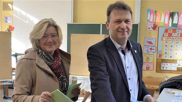Sonntag, 40 Minuten nach Öffnung der Wahllokale: Der amtierende Bürgermeister Thomas Helbling (CSU) und seine Frau Sabine geben in ihrem Wahllokal in der Volksschule in Bad Königshofen ihre Stimmen ab.