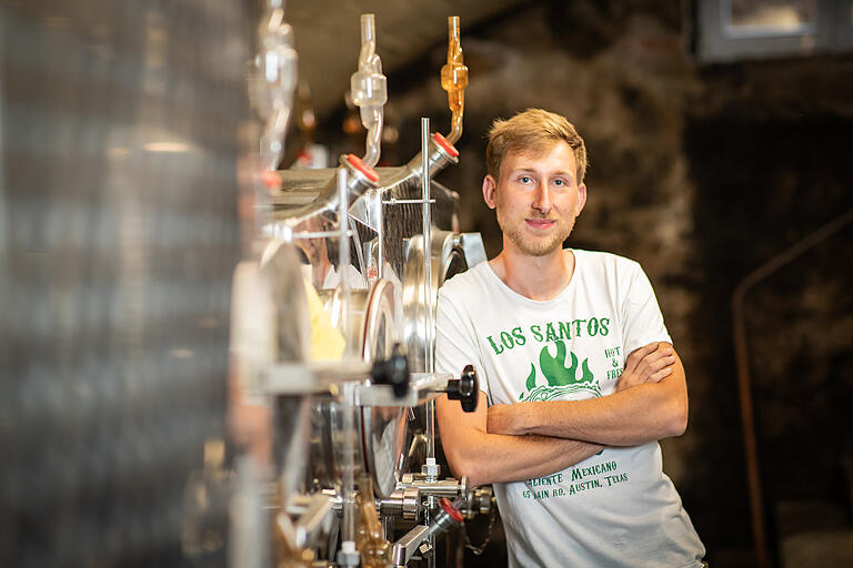 Maximilian Zang in seinem Weinkeller in Nordheim. Das Weingut Zang verzichtet auf künstliche Bewässerung.