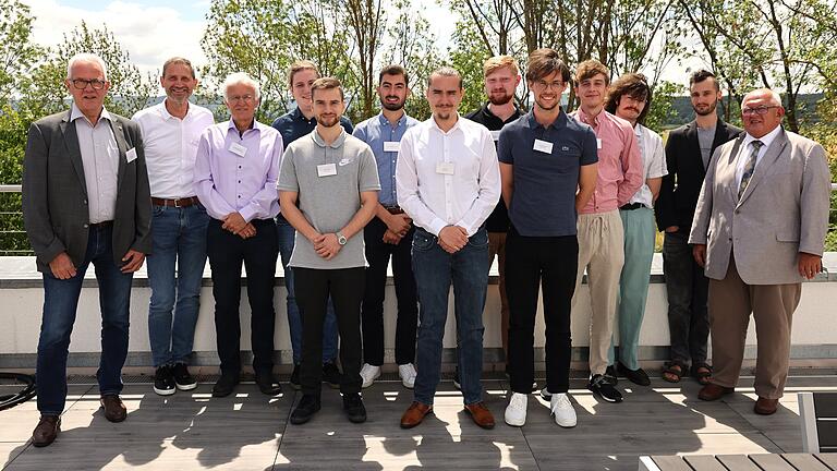 Bei der Energiekonferenz dabei waren (von links): Bürgermeister Günther Werner, Stadtwerk-Geschäftsführer Norbert Zösch, Prof. Matthias Popp, die Studenten Markus Dörfler, Alexander Nahlik, Rami Haidar, Anton Wolf, Nikolai Neubauer, Peter Müller-Leimbach, Franz Lampe, Julian Schmidt, Wissenschaftlicher Mitarbeiter Dominic Häusler und 2. Bürgermeister Norbert Geier.